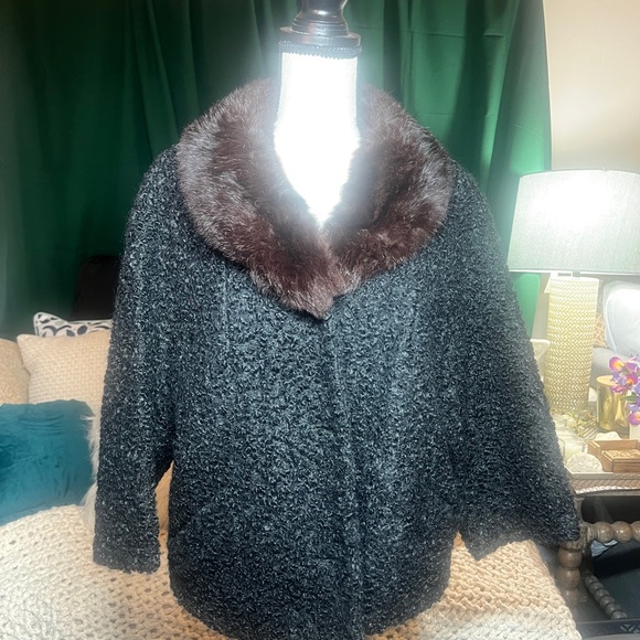 Chic Black Teddy Jacket with Faux Fur Collar - Picture 2 of 10